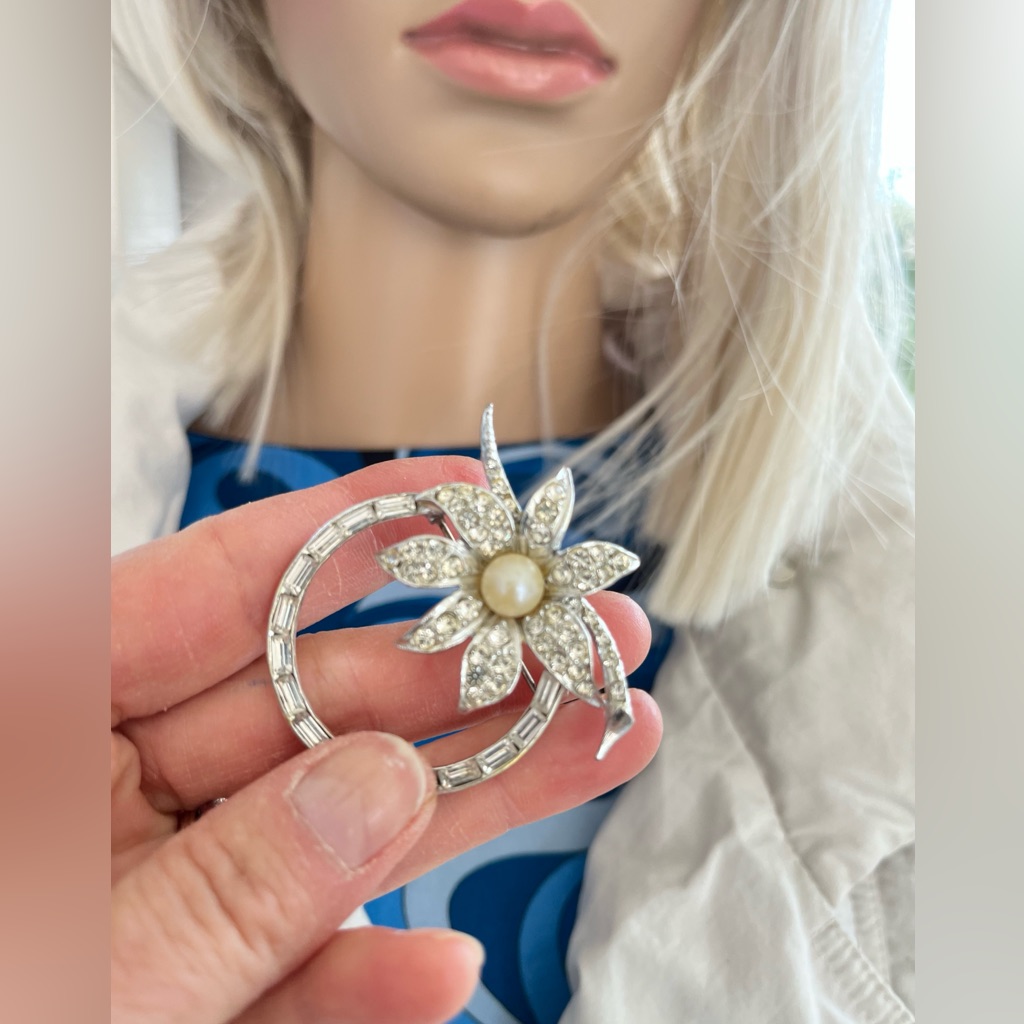 Albert Weiss Silver-Tone Floral Brooch With Pearl Center 123$